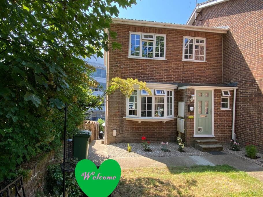 Redhill Town Centre 3 Bed House Near Gatwick Airport, Easy Commute To London Apartment Exterior photo